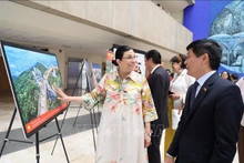 La presidenta de la Cámara de Diputados de México, Marcela Guerra Castillo, y el embajador vietnamita, Nguyen Hoanh Nam, en la sala de exhibición de fotografías sobre el país y el pueblo de Vietnam. (Foto: VNA)