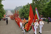 La delegación parte hacia la cima sagrada Nghia Linh.