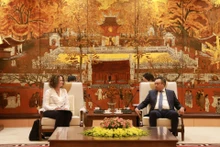 El presidente del Comité Popular Municipal, Tran Sy Thanh, y la directora del Banco Mundial en Vietnam, Carolyn Turk (Fotografía: hanoimoi.vn)
