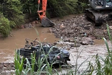 El jeep es arrastrado por una inundación repentina. (Fotografía: VNA)