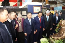 Representantes de Newhaven y la Embajada vietnamita en el Reino Unido ante la estatua del Presidente Ho Chi Minh (Fotografía: VNA)