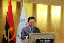 El vicepresidente de la Asamblea Nacional de Vietnam Nguyen Khac Dinh habla en la sesión plenaria. (Fotografía: VNA)
