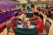 El ajedrecista vietnamita Le Van Viet (Izquiedo) en el evento (Fotografía: tuoitre.vn)