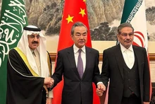 Desde la izquierda: el asesor de seguridad nacional de Arabia Saudita, Musaad bin Mohammed al-Aiban, el director de la Oficina de la Comisión de Asuntos Exteriores del Comité Central del Partido Comunista de China, Wang Yi, y el secretario del Consejo Supremo de Seguridad Nacional de Irán, Ali Shamkhani. (Fotografía: Reuters/VNA) 