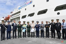 Tripulantes del buque BADARO (3011HAM) de la Guardia Costera de Corea llegan al puerto de Hai Phong. (Fotografía: qdnd.vn)