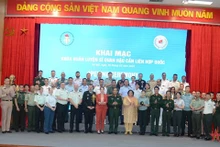 Phung Si Tan, subjefe del Estado Mayor General del Ejército Popular de Vietnam, y delegados posan para una foto. (Fotografía: VNA)