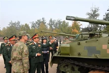 El ministro de Defensa de Vietnam, Phan Van Giang, visita la Brigada 6 del Grupo militar número 82 del Ejército Popular de Liberación de China (Fotografía: VNA)