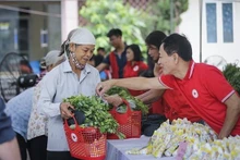 Personas compran en el mercado humanitario organizado por la Asociación de la Cruz Roja de la provincia de Hoa Binh. (Fotografía: VNA)