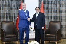 El primer ministro de Vietnam, Pham Minh Chinh, recibe al ministro de Comercio de Turquía, Omer Bolat. (Foto: baoquocte.vn)