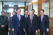 El secretario general del PCV, Nguyen Phu Trong, el presidente de la Asamblea Nacional, Vuong Dinh Hue, y otros dirigentes llegan a la sesión.