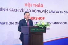 El viceministro de Trabajo, Inválidos de Guerra y Asuntos Sociales Le Van Thanh habla en el evento.