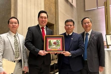 El diputado Shaun Chen (segundo a la izquierda) y el secretario general de la Asociación de Amistad Vietnam-Canadá, Nguyen Nang Khieu (segundo a la derecha) y el embajador Pham Vinh Quang (extremo derecho). (Foto: VNA)