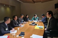 En la sesión de trabajo con el diputado Shaun Chen, copresidente de la Asociación Parlamentaria de Amistad Canadá-Vietnam. (Foto: VNA)