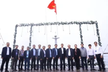 La delegación de la Conferencia Consultiva Política del Pueblo Chino (CCPPCh) en la Bahía de Ha Long. (Foto: VNA)