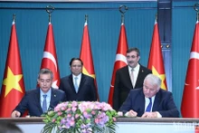 El primer ministro Pham Minh Chinh y el vicepresidente turco Cevdet Yilmaz presencian la firma del acuerdo entre Vietnam Airlines y Turkish Airlines.