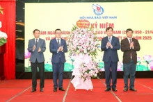 Titulares de la Comisión de Propaganda y Movilización de Masas del Comité Central del Partido Comunista de Vietnam entregan flores para felicitar el 75º aniversario de la fundación de la Asociación de Periodistas de Vietnam.