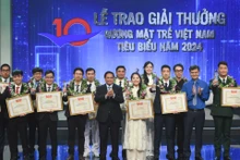 [Foto] Premier vietnamita asiste a ceremonia de entrega de premios a rostros jóvenes destacados en 2024