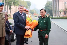 El teniente general Hoang Xuan Chien, miembro del Comité Central del Partido Comunista de Vietnam, miembro de la Comisión Militar Central y viceministro de Defensa Nacional, con el viceministro de Defensa de Polonia, Pawel Bejda. (Foto: VGP)