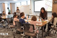 Maestros y alumnos en la clase de idioma vietnamita en Nueva York. (Foto: VNA)