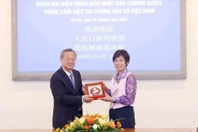 La directora general de la Agencia Vietnamita de Noticias, Vu Viet Trang, recibió al editor en jefe del Diario del Pueblo (China), Chen Jianwen. (Foto: VNA)