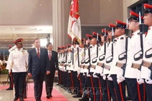 El secretario general del Partido Comunista de Vietnam, To Lam, y el primer ministro de Singapur, Lawrence Wong, pasan revista a la guardia de honor, con motivo de la visita del dirigente vietnamita a la nación insular (Foto. VNA)