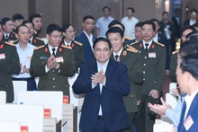 [Foto] Premier vietnamita asiste a conferencia para garantizar seguridad y orden en el Noroeste y áreas circundantes