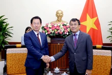 El vicecanciller vietnamita Nguyen Minh Vu y el vicealcalde de la ciudad surcoreana de Gwangju, Mun Yeong Hun. (Fotografía: thoidai.com.vn)