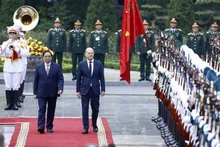 El primer ministro vietnamita, Pham Minh Chinh, y el canciller alemán, Olaf Scholz, pasan revista a la guardia de honor del Ejército Popular de Vietnam (Fotografía: VNA)