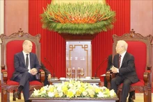 El secretario general del Partido Comunista de Vietnam, Nguyen Phu Trong (derecha), recibe al canciller alemán Olaf Scholz. (Fotografía: VNA)