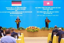 El primer ministro Pham Minh Chinh y el canciller alemán Olaf Scholz se reúnen con la prensa. (Fotografía: VNA)