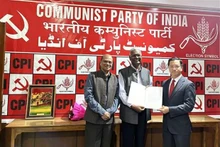 El embajador de Vietnam en India, Nguyen Thanh Hai, entrega carta de felicitación del secretario general del PCV, Nguyen Phu Trong, al secretario general del CPI, Doraisamy Raja. (Fotografía: VNA)