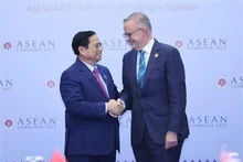 El primer ministro vietnamita, Pham Minh Chinh (izquierda), y su homólogo australiano, Anthony Albanese, en la reunión en Phnom Penh, Camboya, el 12 de noviembre (Fotografía: VNA)
