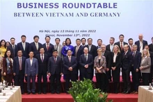 El primer ministro Pham Minh Chinh (al frente, sexto desde la izquierda), el canciller alemán Olaf Scholz (al frente, séptimo desde la izquierda) y otros participantes en la rueda de negocios en Hanói el 13 de noviembre. (Fotografía: VNA)