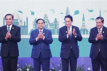 El primer ministro vietnamita Pham Minh Chinh (segundo desde la izquierda), el primer ministro japonés Kishida Fumio (segundo desde la derecha) y otros líderes en la Cumbre 25 Asean-Japón en Phnom Penh, Camboya, el 12 de noviembre. (Fotografía: VNA)