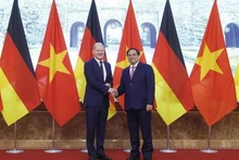 El primer ministro vietnamita, Pham Minh Chinh (D), y el canciller alemán, Olaf Scholz (Fotografía: VNA)