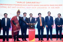 El primer ministro Pham Minh Chinh asiste a la ceremonia de apertura del vuelo directo de VietjetAir Hanói - Yakarta. 