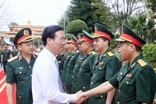 El presidente Vo Van Thuong con oficiales del Cuerpo de Ejército 15. (Fotografía: VNA)