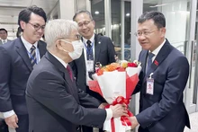 El jefe de la Comisión de Relaciones Exterior de la Asamblea Nacional de Vietnam, Vu Hai Ha, recibe al presidente de la Cámara de Consejeros de Japón, Otsuji Hidehisa, en el aeropuerto internacional de Noi Bai. (Fotografía: quochoi.vn)