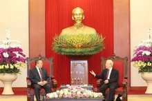 El secretario general del Partido Comunista de Vietnam, Nguyen Phu Trong, recibe al miembro del Comité Central del Partido Comunista de China y jefe de su Departamento de Enlace Internacional, Liu Jianchao (Fotografía: VNA)