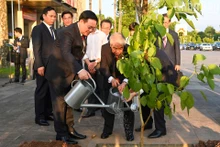 Dirigente legislativo de Japón entrega árbol a la Asamblea Nacional de Vietnam
