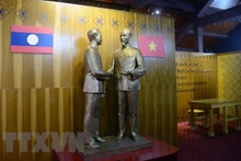 Estatuas de los presidentes Ho Chi Minh y Kaysone Phomvihane estrechándose la mano. (Fotografía: VNA)