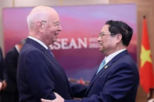 El primer ministro vietnamita, Pham Minh Chinh, se reúne con el fundador y presidente ejecutivo del Foro Económico Mundial, Klaus Schwab (Fotografía: VNA)