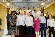 El embajador de Vietnam en Cuba, Le Thanh Tung, junto con representantes de las agencias cercanas a la Embajada y autoridades de Santiago de Cuba (Fotografía: VNA)