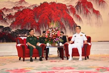 El ministro de Defensa vietnamita, general Phan Van Giang, se reúne con su homólogo chino, el coronel general Dong Jun. (Foto: qdnd.vn)