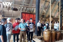 Los jóvenes aprendiendo de la cultura tradicional de los Ede. (Foto: vovworld.vn)