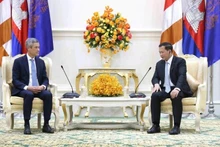 El primer ministro camboyano, Samdech Thipadei Hun Manet, recibe al embajador vietnamita en el país, Nguyen Minh Vu. 
