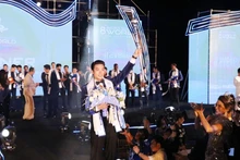 El modelo vietnamita Nguyen Huu Hung corona en el concurso Míster Tourism World 2025. (Foto: VNA)