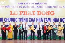 En un evento de recaudación de fondos para la campaña de eliminación de viviendas precarias, celebrado en Da Nang en enero de 2025. (Foto: baodanang.vn)