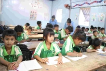 Clases para hijos de trabajadores en el Complejo Snuol de la compañía THACO AGRI (Foto: VNA)