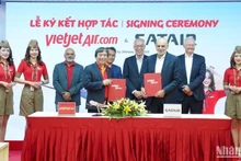 El vicepresidente de Vietjet, Nguyen Duc Thinh (izquierda) y Paul Lochab, director de operaciones de Satair (derecha), en representación de ambas compañías, firman un acuerdo plurianual para los Servicios de Materiales Integrados (IMS) de Satair para la flota Airbus de Vietjet. (Foto: Nhan Dan)